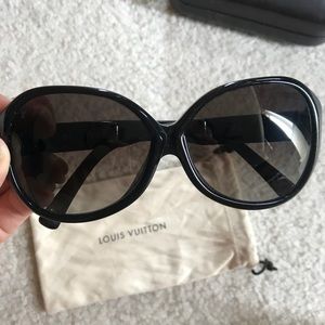 Louis Vuitton oversized soupcon black sunglass